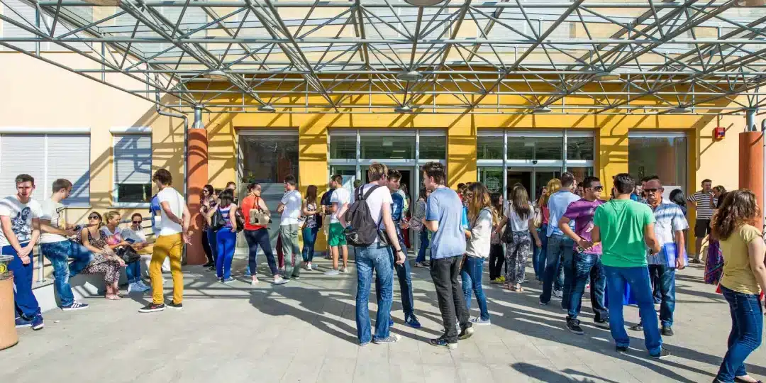 Universität Mostar Eingang Hauptgebäude